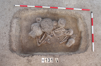 Similar burial rites, different kinship systems