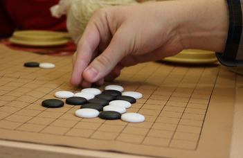 A kínai játékot Markó Péter egyetemi és főiskolai Európa-bajnok mutatja be.