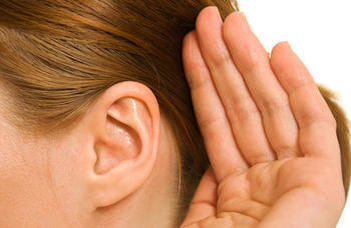 Kerekasztal-beszélgetés a hallásjavító cochleáris implantációról.