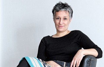 Sasvári Edit tart előadást az Esztétika Szabadegyetemen.